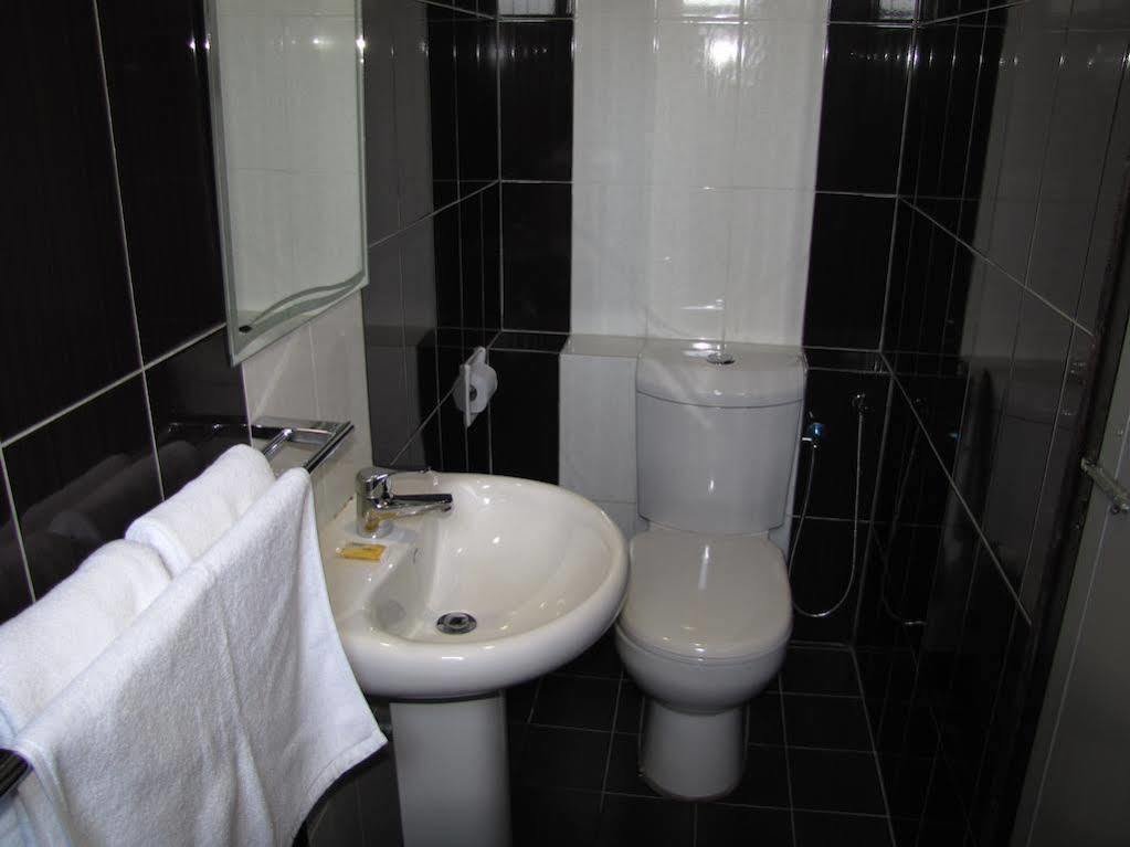 Park Hotel Kota Kinabalu Esterno foto